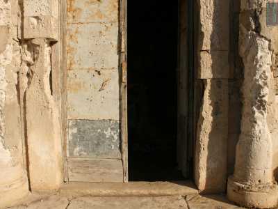 Grazie alle chiavi forniteci dal parroco della vicina chiesa della Madonna di Loreto, alla quale il tempietto � annesso, apriamo il lucchetto che blocca da oltre 50 anni la porta in legno consunto e scarpiniamo all�interno